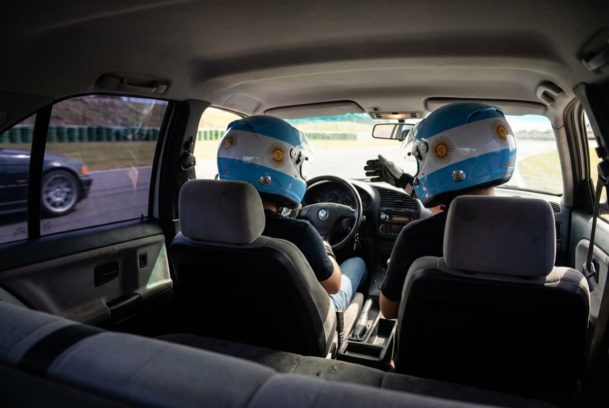 Dentro de la BMW E36: alumno al volante, instructor en el asiento del acompañante