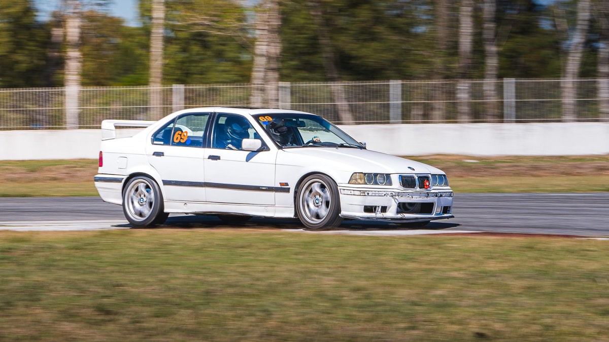 BMW E36 328i blanca en pista en Buenos Aires, Argentina