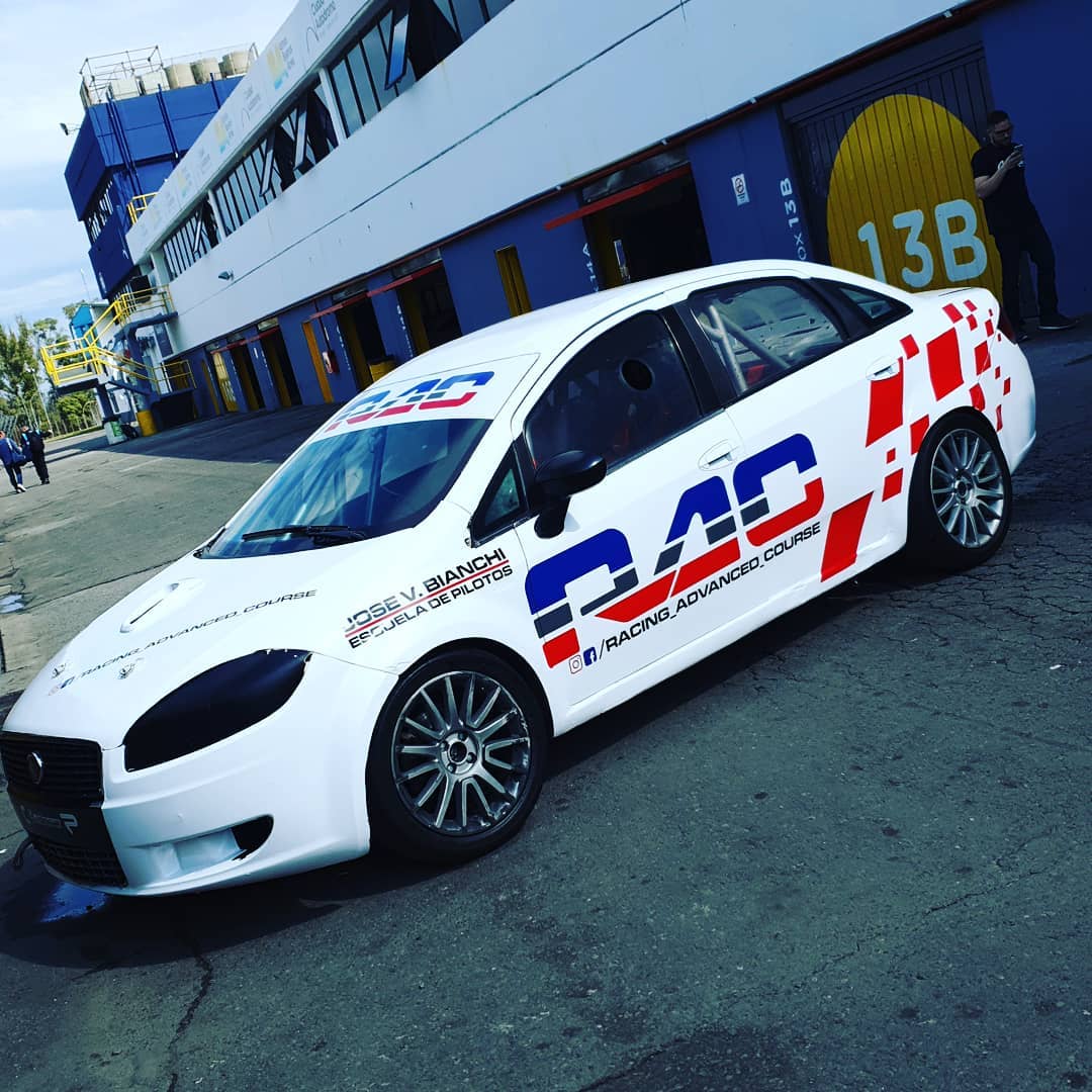 Auto de turismo Fiat Linea en pista